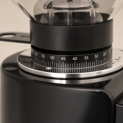 ROASTLY CK74W elektrische Espressomühle mit Touchscreen, grammgenauer Dosierung (3 Speicher), stufenlose Mahlgrad‑Skala 0–60, verstellbare Siebträgergabel, transparenter Bohnenbehälter, Schwarz