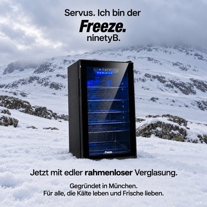 Freeze. NinetyB+ 90L Getränkekühlschrank mit Vollglas-Tür, Mini Kühlschrank für 126 Dosen mit verstellbaren Regalen, Weinkühler für Zuhause, Bar & Büro, Schwarz